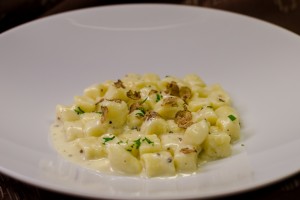 Hausgemachte Kartoffelgnocchi mit getrüffelter Parmesan Fonduta - Kopie